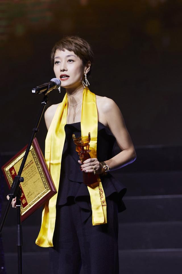 马伊琍一身抹胸裤装高调秀直角肩,这气质才配得上华鼎奖最佳女主