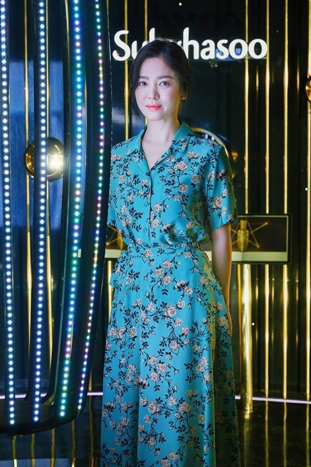 宋慧乔现身活动现场穿碎花连衣裙减龄十足38岁宛如学生妹