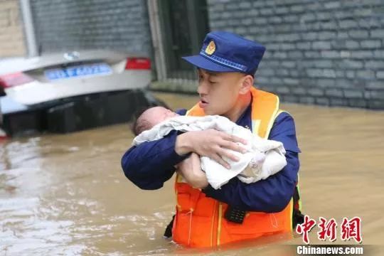 南方暴雨:南方暴雨有多严重?看看这双脚就知道了(图) 郭清云 摄