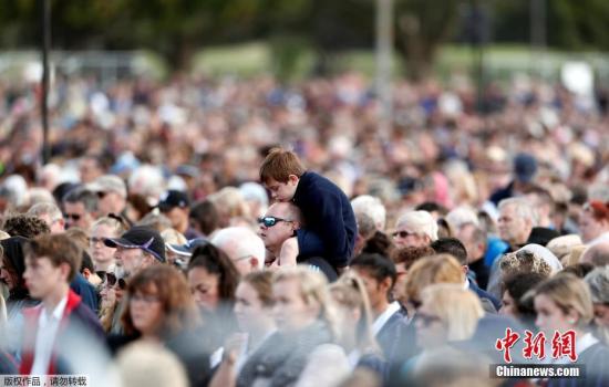 资料图：当地时间3月29日，新西兰在克赖斯特彻奇市哈格利公园举行国家纪念仪式，致哀清真寺枪击案遇难者。
