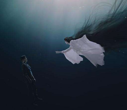 胖子背着氧气罐进入海底,找到了沉船葬海底墓,这时候出现了个白衣女鬼