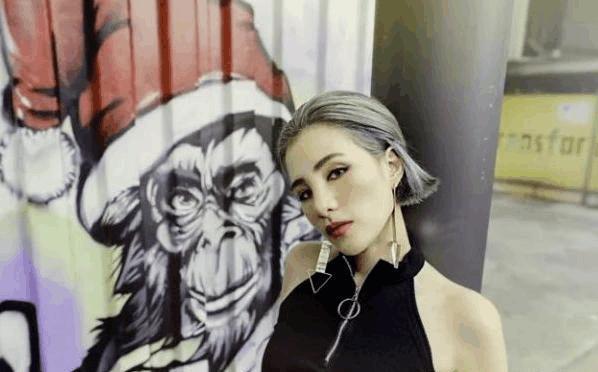 呆宝静把自己最好的青春给了他,组合解散他改名字叫徐真真