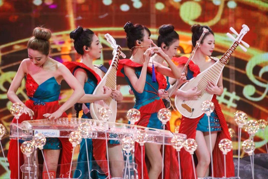 中国传统乐器遇上电吉他,女子水晶乐坊演奏的《南泥湾》好潮!