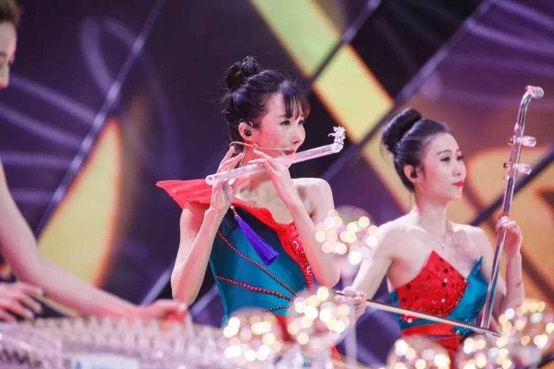 中国传统乐器遇上电吉他,女子水晶乐坊演奏的《南泥湾》好潮!