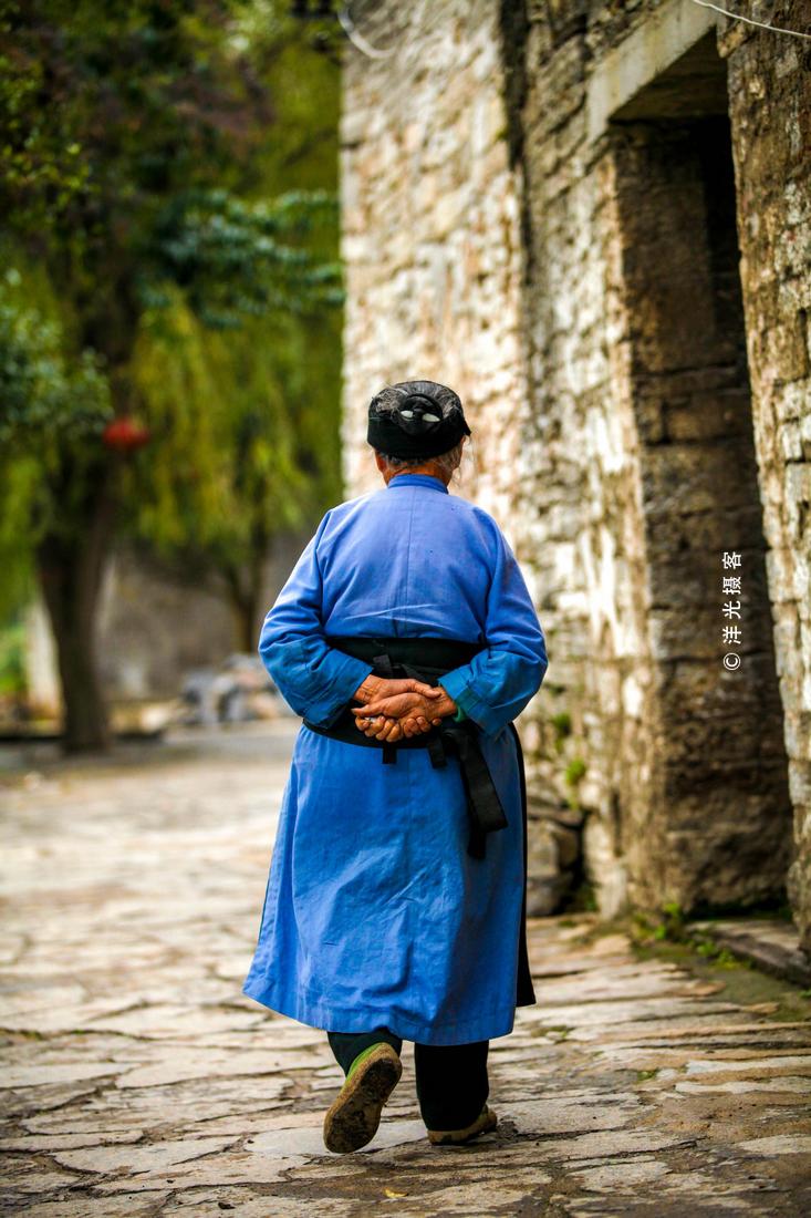 袖口,前襟边缘皆镶有流苏花纹,腰间还系有织锦丝带,她们被尊称为"屯堡