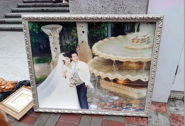 张家辉关咏荷婚纱照遗弃街头保存完好引发热议