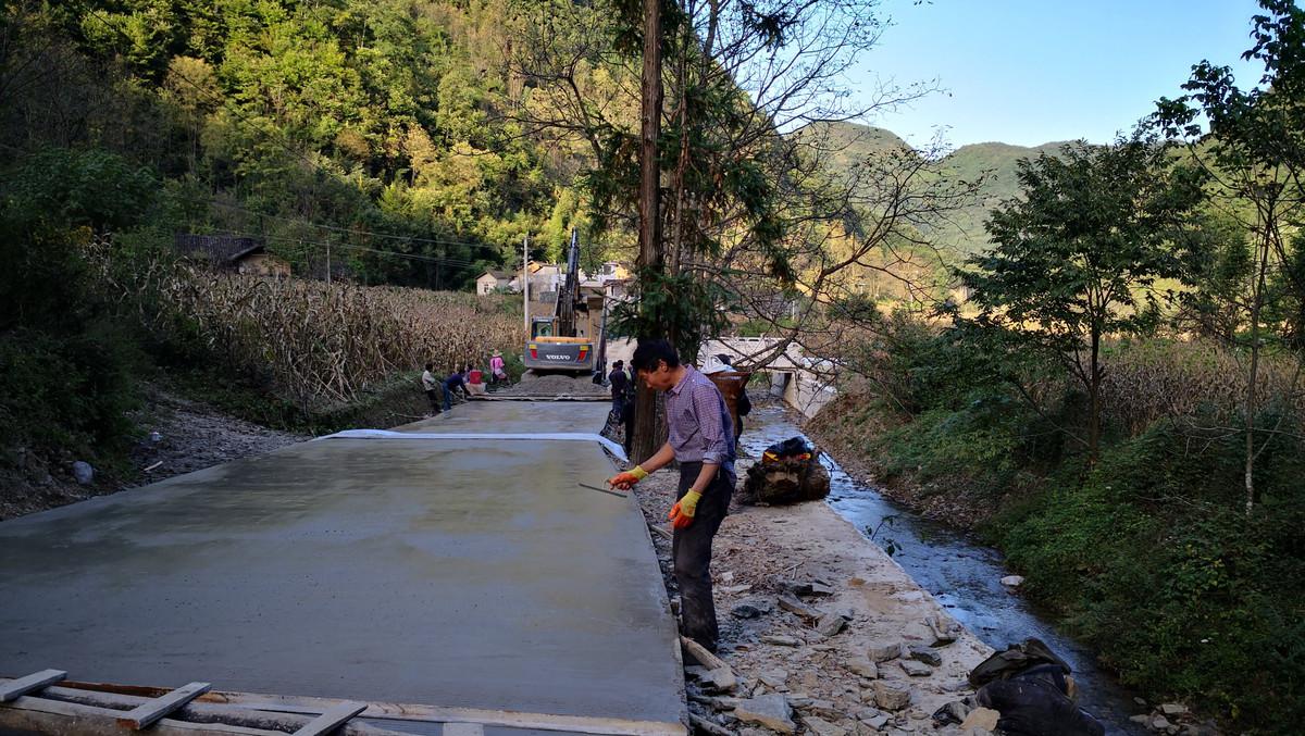 农村怪事村村通工程为啥都是水泥路很少看见柏油路