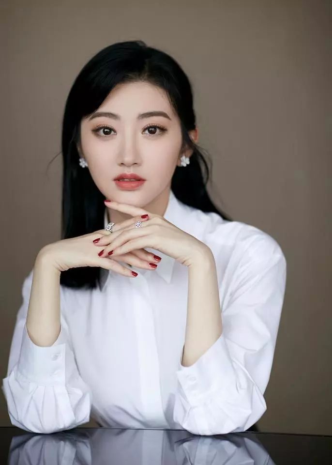 杨幂刘海新造型酷似泫雅!女明星是怎么做到换发型如换头的?