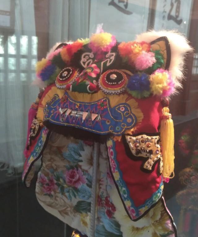焦作温县九旬老人手工制作虎头鞋 这手艺会的人越来越少了