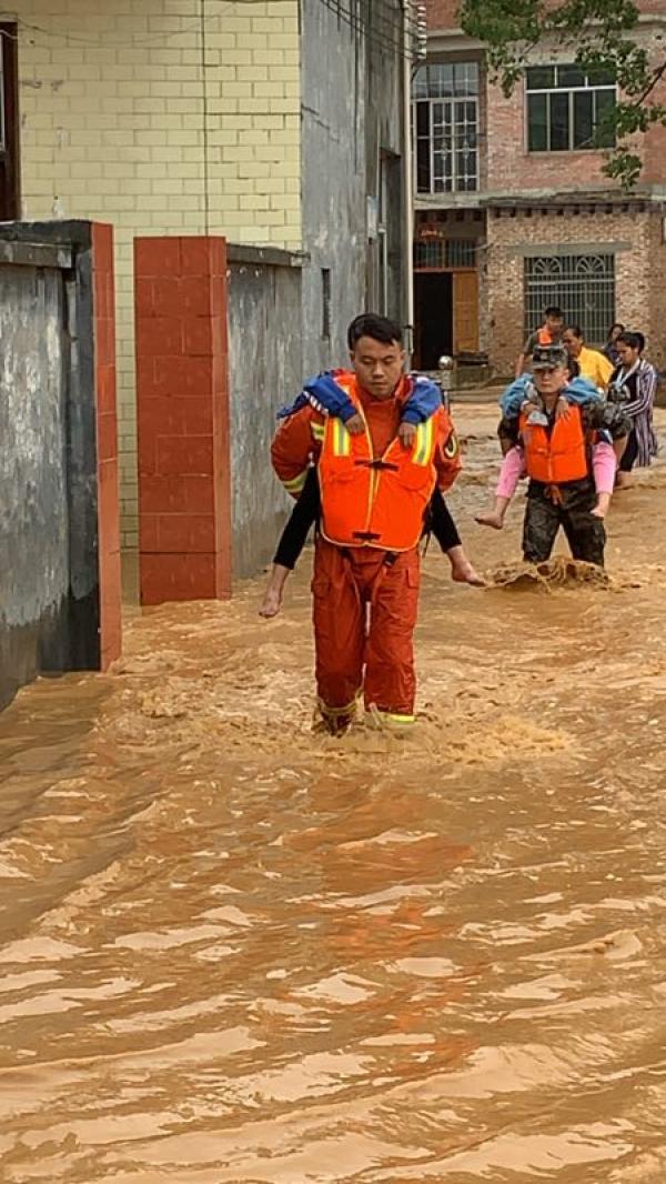 村里积水最深处超过两米，导致部分村庄民房进水群众被困。图片来源湖南消防总队