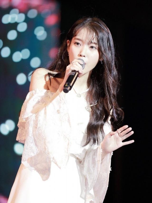 国民妹妹iu真会穿穿白色连衣裙尽显清新庆生现场被赞情商高