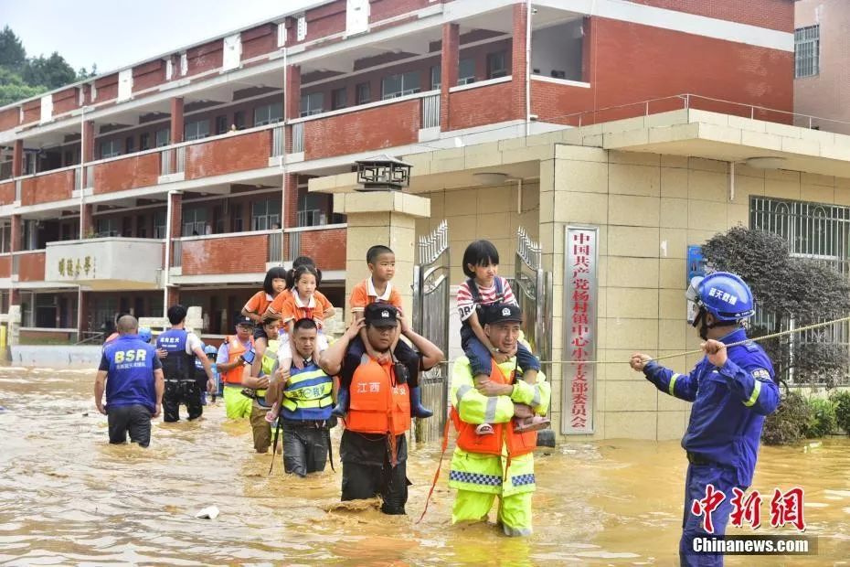 南方暴雨:南方暴雨有多严重?看看这双脚就知道了(图) 叶波 摄