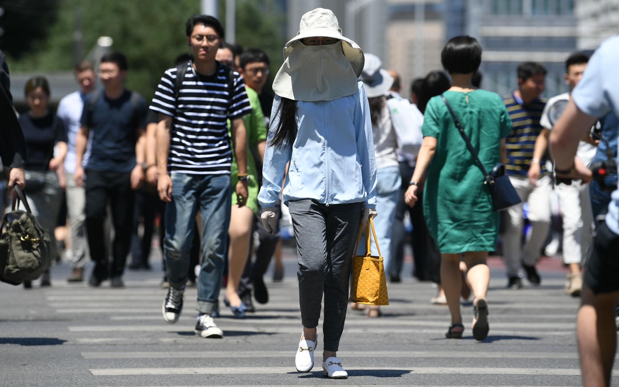 现场丨高温日来袭城里人防晒乡里人保墒