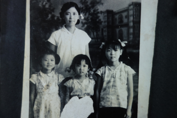 上世纪六十年代,徐婉婵和三个女儿。
