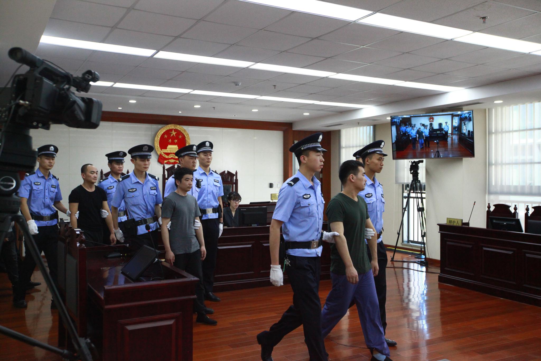 被告人被带进法庭.海淀法院供图