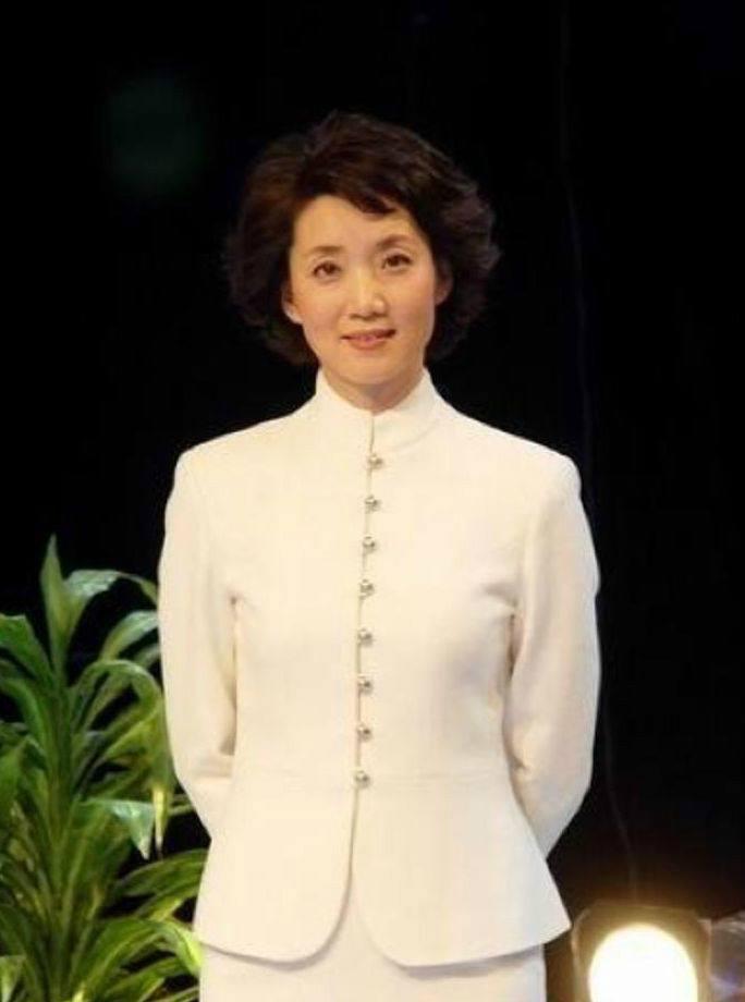 最美女主播李修平生活近照:形象气质依旧很好