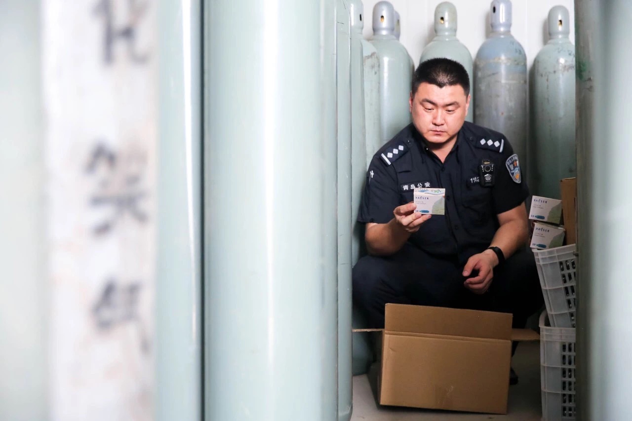 鞠某某大批量进货大罐“笑气”。青岛公安供图