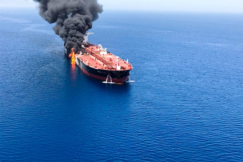 　6月13日，一艘油轮在阿曼海上起火。  新华社 图