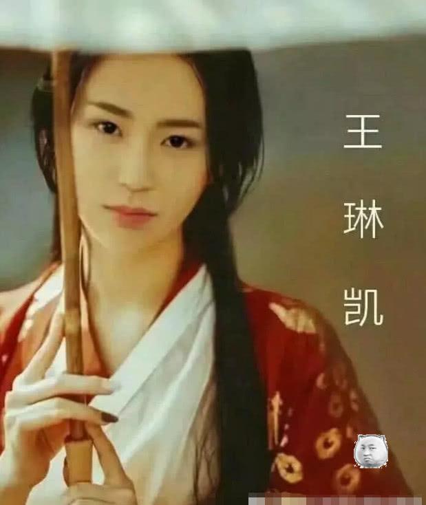 接下来看看小鬼王琳凯的女装,小鬼在我们印象中就是一个嘻哈少年,享受