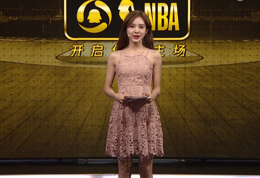 素颜真容!NBA女主持美娜晒出卸妆后照片,G6穿粉红碎花裙抢镜|G6|卸妆|素颜_新浪新闻
