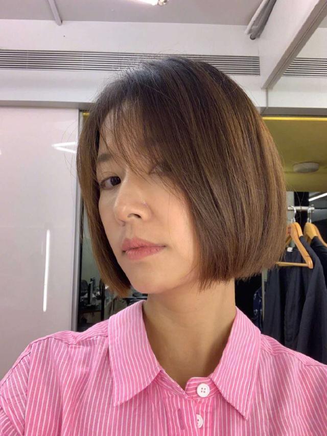 林心如剪短发后晒素颜美照,波波头发型配空气刘海,少女感依旧