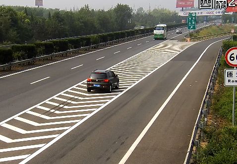 沈海高速日照段,鲁h65296在匝道口导流线倒起了车