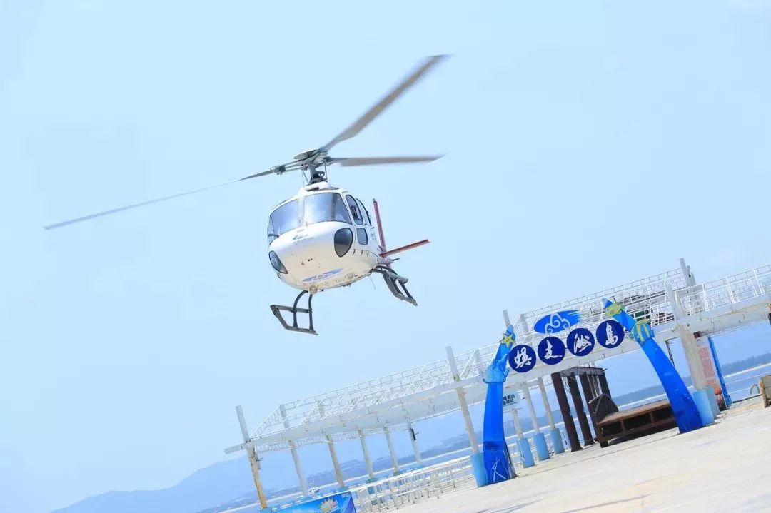 的玩法坐上号称小松鼠的直升飞机环岛,俯瞰高冷壮观的整个蜈支洲岛