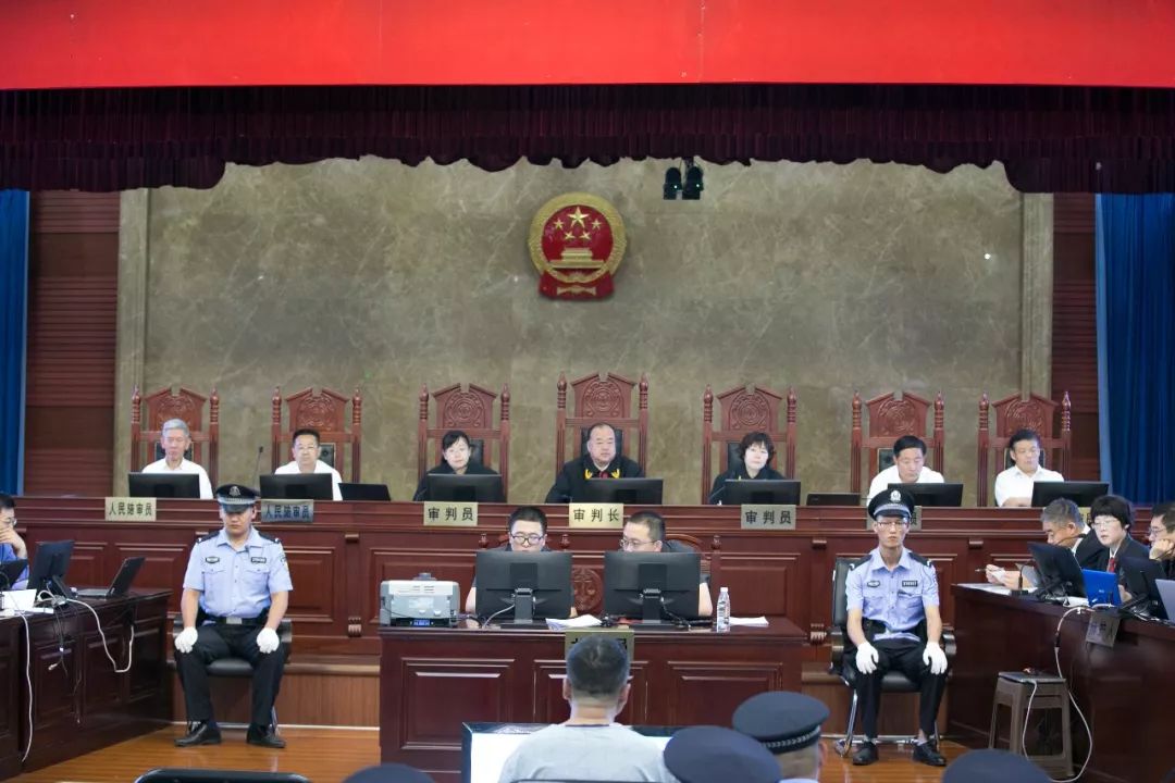 日照中院开庭审理张守玉等19人黑社会性质组织案