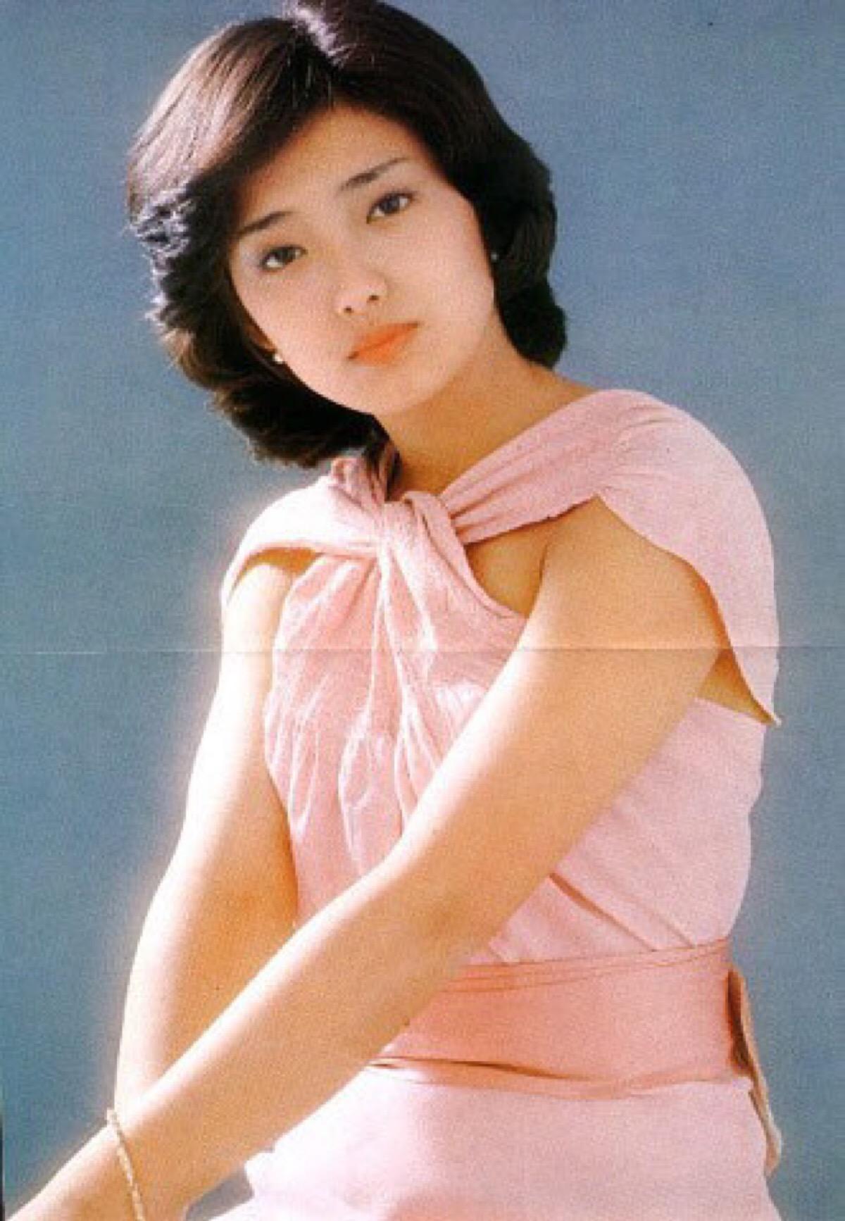 一代女神变大妈60岁的山口百惠发福臃肿与酷似她的巩俐差距大