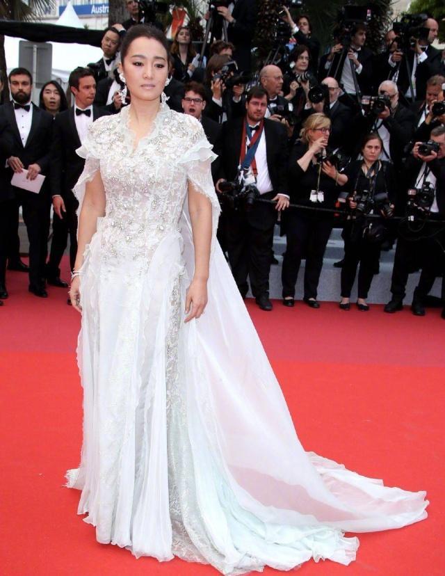 正宫娘娘″巩俐专属三分钟特权,身穿白色披风连衣裙,霸气十足