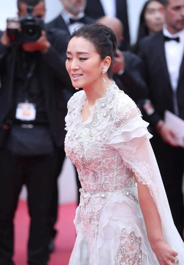 正宫娘娘″巩俐专属三分钟特权,身穿白色披风连衣裙,霸气十足