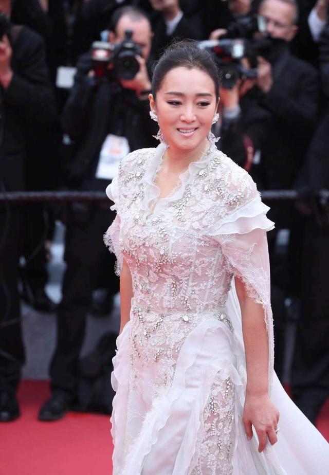 巩俐这款礼服是rulph&russo品牌高定的白色披风纱裙.