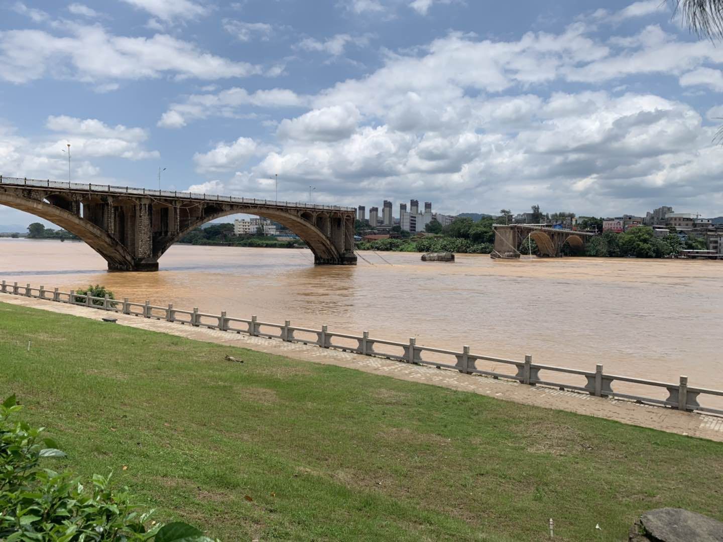  坍塌后的河源东江大桥（紫金桥）中部一个破损的桥墩露出水面。 新京报记者 李阳 摄 