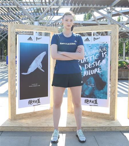 惠若琪与众多海洋助跑者一起,身穿象征海洋的蔚蓝色t恤和黑色短裤,看