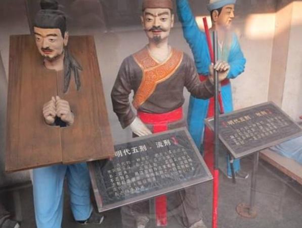 古代押送罪犯流放边疆时,一路艰难险阻,为何衙役们还抢着去送?|新疆|衙役|犯人_新浪新闻