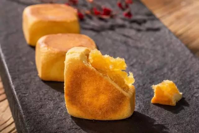 蛋挞皮做凤梨酥,凤梨无需盐水浸泡,多刷蛋黄液,烤出来酥脆可口