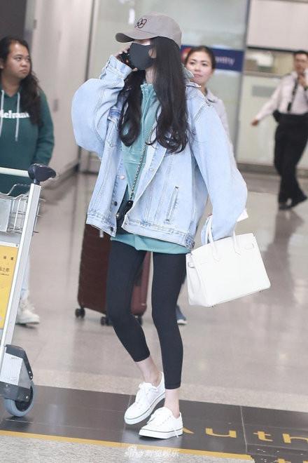 杨幂低调亮相香港机场打底裤搭配帆布鞋露出脚裸不乏时尚感