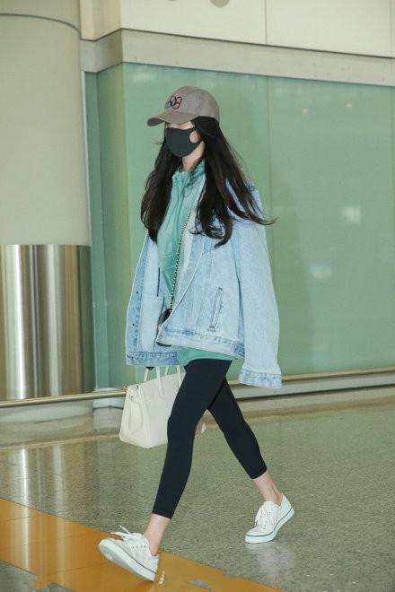 杨幂低调亮相香港机场打底裤搭配帆布鞋露出脚裸不乏时尚感