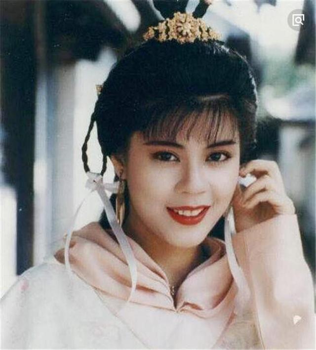 一出道就拍住彭文坚,任达华饰演《书剑恩仇录》的香香公主喀丝丽;之后