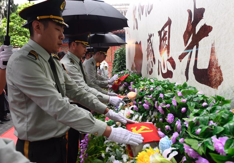 八宝山革命公墓为迁葬烈士举行祭奠仪式。摄影/新京报记者 吴宁