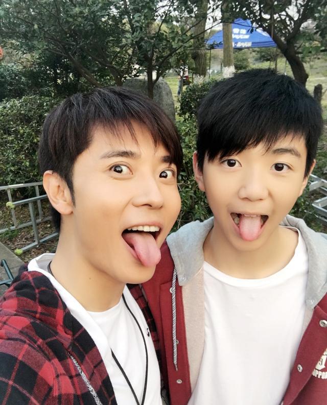 张镐濂父亲节晒全家福,搂着张丹峰洪欣和妹妹,一家人整整齐齐