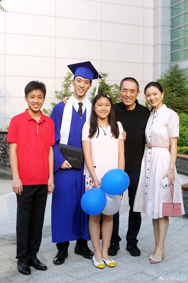 陈婷晒张艺谋与儿子合影父子俩同吃早餐互动很有爱配文成亮点