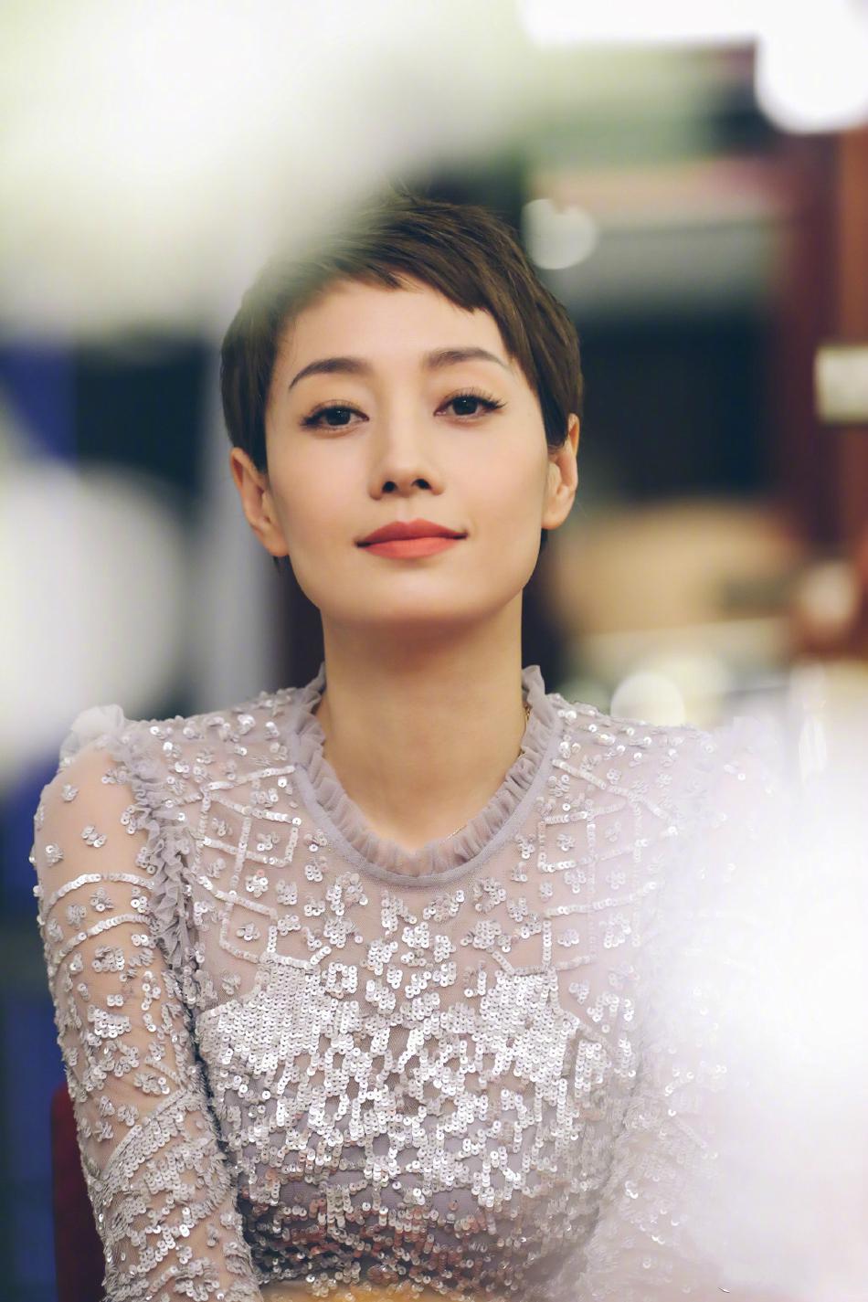 被43岁马伊琍征服了,亮片装配干练短发,女王气场溢出屏幕