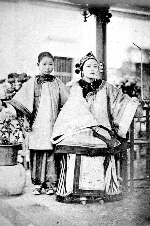 100年前清朝女子的服饰图,最后一张让人一见倾心