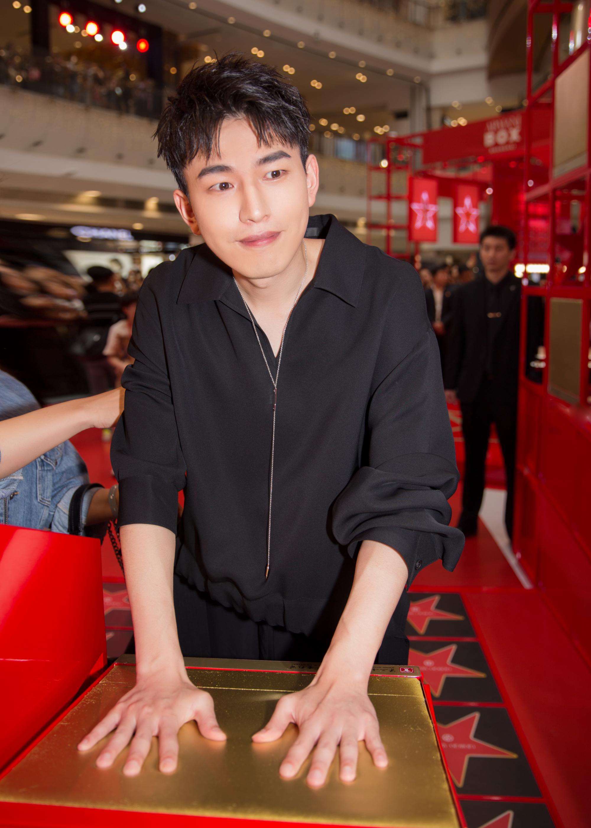 孔垂楠现身阿玛尼集装箱活动 全黑搭配释放潮酷魅力