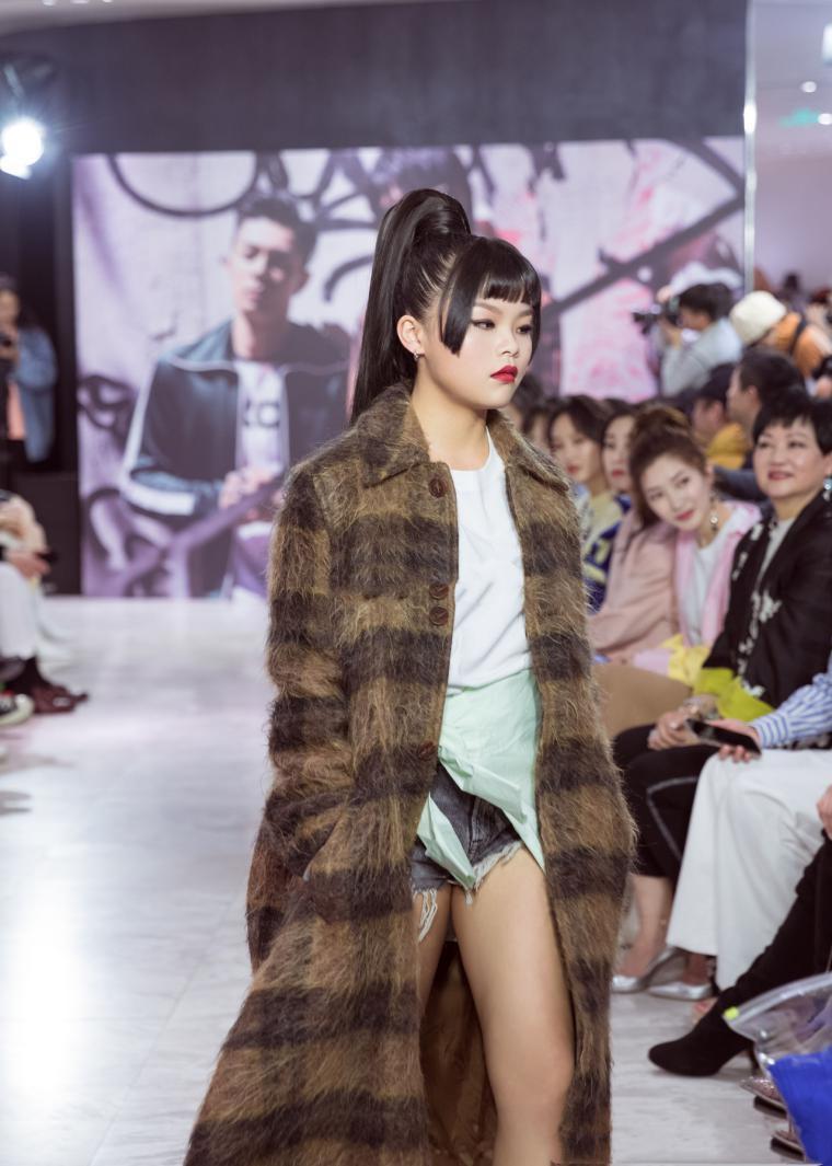 3unshine组合走上t台,cindy瘦成闪电?但造型还是让人想吐槽!