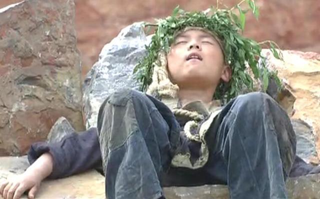 此时刘伯温被贬,看见路边这个放牛娃,在睡觉,睡姿实在奇怪,双手张开