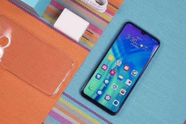 realme x搭载新一代光感屏幕指纹解锁,而荣耀20i为传统的后置指纹解锁