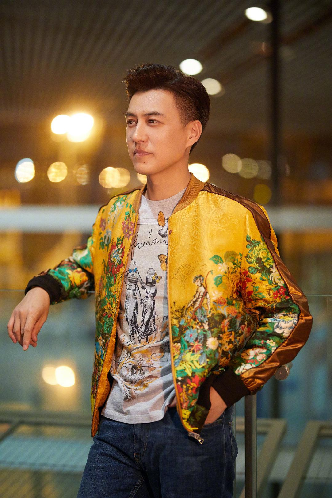 老干部靳东新造型解锁,印花睡衣变身儒雅君子