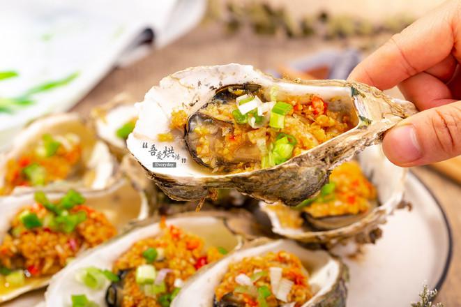 今日夜宵推荐烧烤啤酒不是很贵但很对胃蒜蓉酱烤生蚝